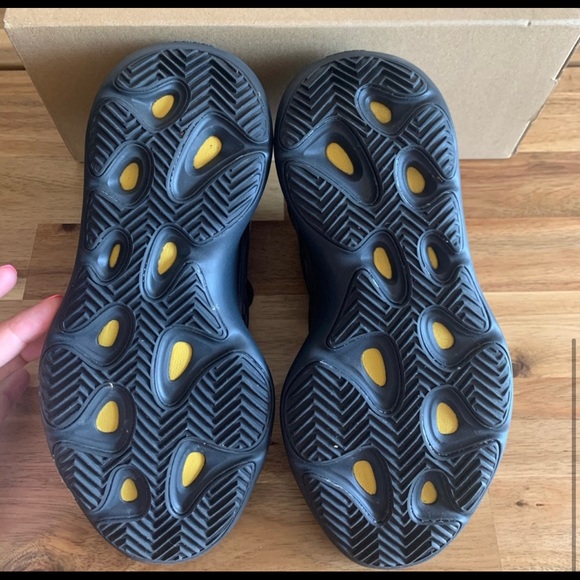 Yeezy 700 V3 - Picture 5 of 5